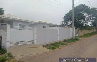 Imagem: A casa possui 2 Dormitórios, 2 Banheiros, 2 Vagas na garagem