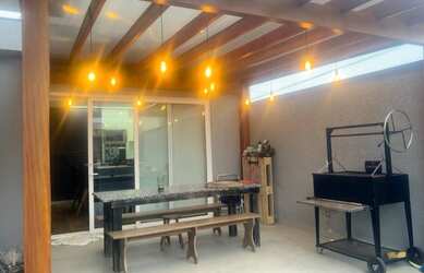 Imagem: A casa possui 2 Dormitórios, 3 Banheiros, 3 Vagas na garagem