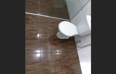 Imagem: A casa possui 3 Dormitórios, 1 Banheiro, 2 Vagas na garagem