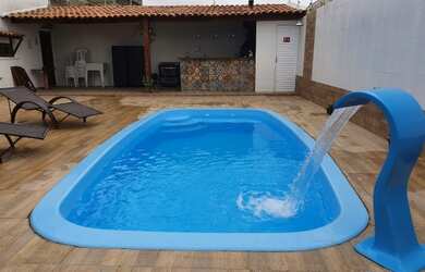 Imagem: A casa possui 2 Dormitórios e 2 Vagas na garagem e está localizado