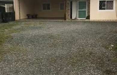 Imagem: A casa possui 2 Dormitórios, 1 Banheiro, 2 Vagas na garagem