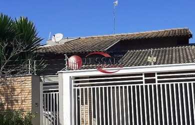 Imagem: A casa possui 3 Dormitórios, 2 Banheiros, 2 Vagas na garagem