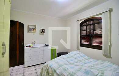 Imagem: A casa possui 3 Dormitórios, 2 Banheiros, 4 Vagas na garagem