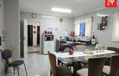 Imagem: A casa possui 3 Dormitórios, 2 Banheiros, 3 Vagas na garagem