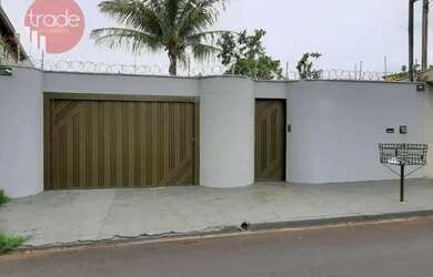 Imagem: A casa possui 3 Dormitórios, 2 Banheiros, 4 Vagas na garagem