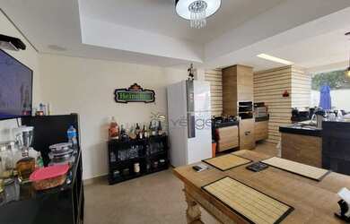 Imagem: A casa possui 5 Dormitórios, 4 Banheiros, 5 Vagas na garagem