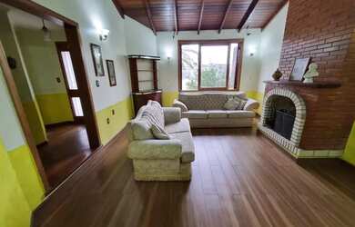 Imagem: A casa possui 4 Dormitórios, 4 Banheiros, 3 Vagas na garagem