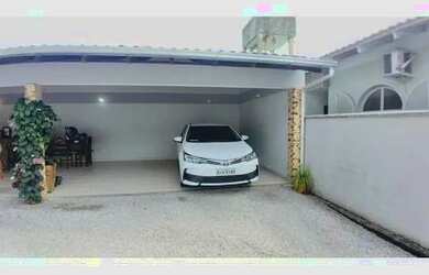 Imagem: A casa possui 3 Dormitórios, 2 Banheiros, 2 Vagas na garagem