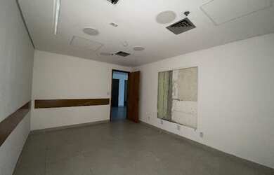 Imagem: O depósito possui 5 Vagas na garagem, 250m² de Área e está