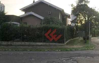 Imagem: A casa possui 4 Dormitórios, 4 Banheiros, 2 Vagas na garagem