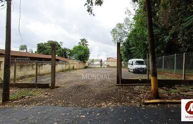 Imagem: O depósito possui 1 Vaga na garagem, 787m² de Área e está