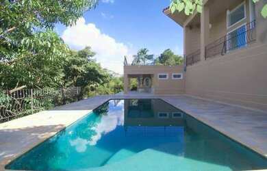 Imagem: A casa em condomínio possui 4 Dormitórios, 5 Banheiros, 5