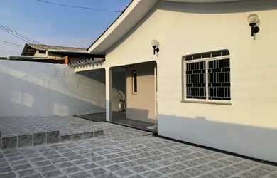 Imagem: A casa possui 4 Dormitórios, 4 Banheiros, 4 Vagas na garagem