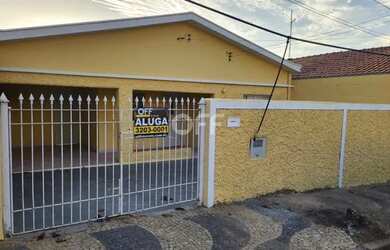 Imagem: A casa possui 2 Dormitórios, 1 Banheiro, 2 Vagas na garagem