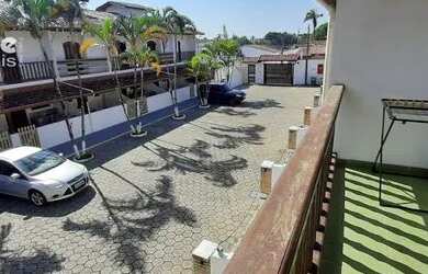 Imagem: A casa possui 2 Dormitórios, 2 Banheiros, 1 Vaga na garagem