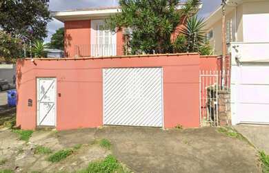 Imagem: A casa possui 2 Dormitórios, 2 Banheiros, 3 Vagas na garagem