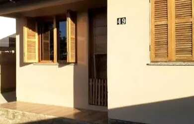 Imagem: A casa possui 2 Dormitórios, 1 Banheiro, 3 Vagas na garagem