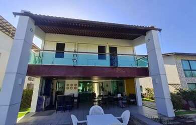 Imagem: A casa possui 4 Dormitórios, Acomodam 12 pessoas, 4 Vagas na