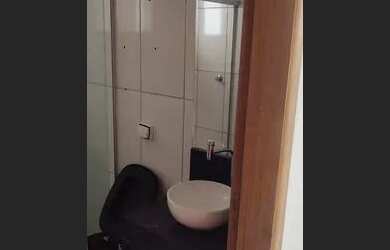 Imagem: A casa possui 3 Dormitórios, 1 Banheiro, 2 Vagas na garagem