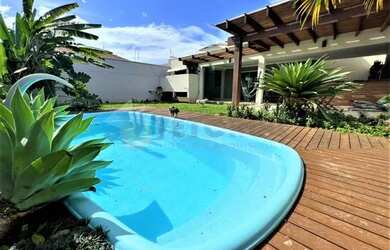 Imagem: A casa possui 4 Dormitórios, 4 Banheiros, 5 Vagas na garagem