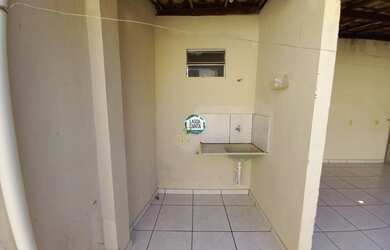 Imagem: A casa possui 2 Dormitórios, 1 Banheiro, 2 Vagas na garagem