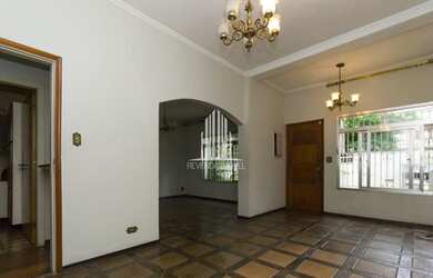 Imagem: A casa possui 3 Dormitórios, 2 Banheiros, 4 Vagas na garagem