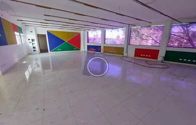 Imagem: O depósito possui 5 Vagas na garagem, 824m² de Área e está