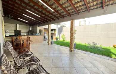 Imagem: A casa possui 2 Dormitórios, 2 Banheiros, 3 Vagas na garagem