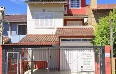 Imagem: A casa possui 3 Dormitórios, 1 Banheiro, 2 Vagas na garagem