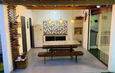 Imagem: A casa possui 3 Dormitórios, 2 Banheiros, 2 Vagas na garagem