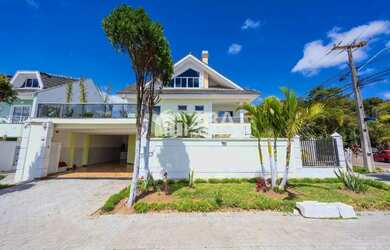 Imagem: A casa possui 4 Dormitórios, 3 Banheiros, 3 Vagas na garagem