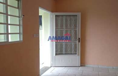 Imagem: A casa possui 3 Dormitórios, 1 Banheiro, 1 Vaga na garagem