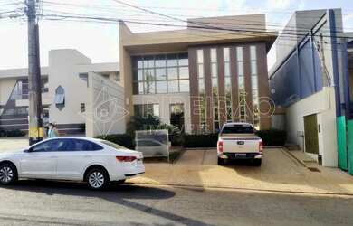 Imagem: O depósito possui 3 Vagas na garagem, 600m² de Área e está