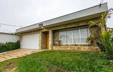 Imagem: A casa possui 3 Dormitórios, 2 Banheiros, 3 Vagas na garagem