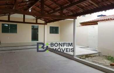 Imagem: A casa possui 3 Dormitórios, 2 Banheiros, 1 Vaga na garagem