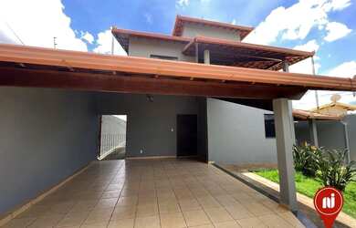 Imagem: A casa possui 4 Dormitórios, 1 Banheiro, 3 Vagas na garagem