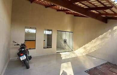 Imagem: A casa possui 2 Dormitórios, 1 Banheiro, 2 Vagas na garagem