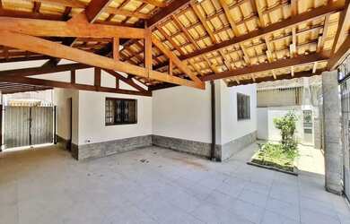 Imagem: A casa possui 3 Dormitórios, 2 Banheiros, 2 Vagas na garagem