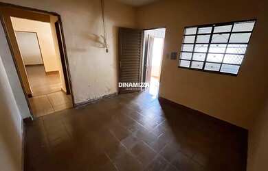 Imagem 9: Casa com garagem coberta e cozinha ampla, recém-reformada