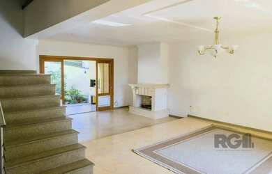 Imagem: A casa possui 3 Dormitórios, 4 Banheiros, 5 Vagas na garagem