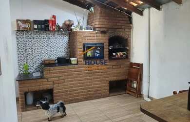 Imagem: A casa possui 3 Dormitórios, 3 Banheiros, 5 Vagas na garagem