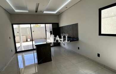 Imagem: A casa possui 2 Dormitórios, 2 Banheiros, 2 Vagas na garagem