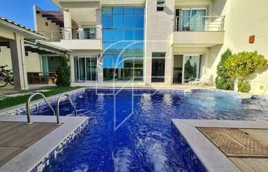 Imagem: A casa possui 4 Dormitórios, 5 Banheiros, 3 Vagas na garagem