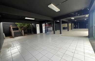 Imagem: O depósito possui 5 Vagas na garagem e 575m² de Área e está