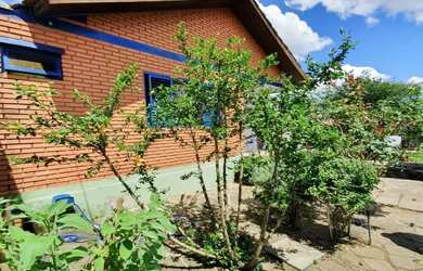 Imagem: A casa possui 4 Dormitórios, 3 Banheiros, 3 Vagas na garagem