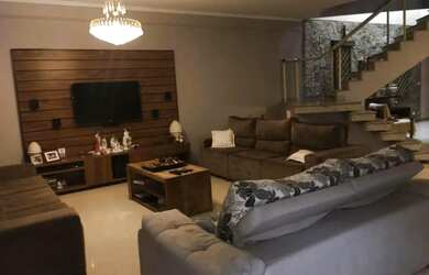 Imagem: A casa possui 4 Dormitórios, 5 Banheiros, 5 Vagas na garagem