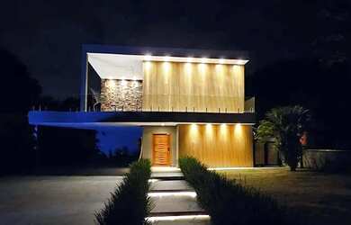 Imagem: A casa em condomínio à venda possui 5 Dormitórios, 5 Banheiros