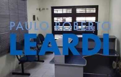 Imagem: O depósito possui 2 Vagas na garagem e 190m² de Área e está