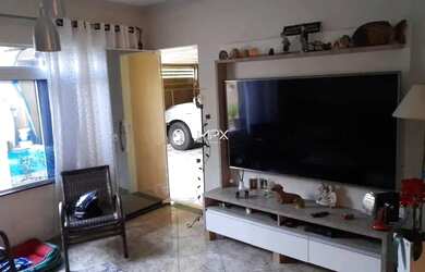 Imagem: A casa possui 3 Dormitórios, 3 Banheiros, 2 Vagas na garagem