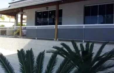 Imagem: A casa possui 3 Dormitórios, 4 Banheiros, 5 Vagas na garagem